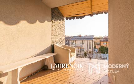 NA PREDAJ | 3-IZBOVÝ BYT SO SÚKROMNOU TERASOU S VÝHĽADOM NA HRAD  + GARSÓNKA V CENE