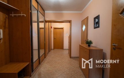 Na predaj čiastočne zariadený 3-izbový byt vo Vrakuni