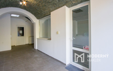 Na prenájom samostatná kancelária v centre Šamorína