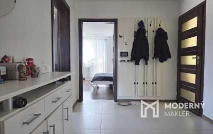 4 izb. byt. jednotka v RD, kompletná rekonštrukcia, 87 m², garáž, pivnica, skladové priestory s pozemkom 333 m2