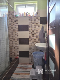 4 izb. byt. jednotka v RD, kompletná rekonštrukcia, 87 m², garáž, pivnica, skladové priestory s pozemkom 333 m2