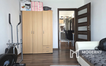 4 izb. byt. jednotka v RD, kompletná rekonštrukcia, 87 m², garáž, pivnica, skladové priestory s pozemkom 333 m2