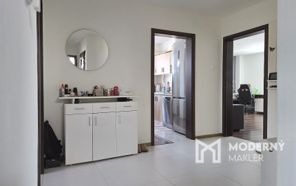 3 izb. byt. jednotka v RD, kompletná rekonštrukcia, 87 m², garáž, pivnica, skladové priestory s pozemkom 333 m2