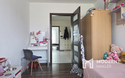 3 izb. byt. jednotka v RD, kompletná rekonštrukcia, 87 m², garáž, pivnica, skladové priestory s pozemkom 333 m2