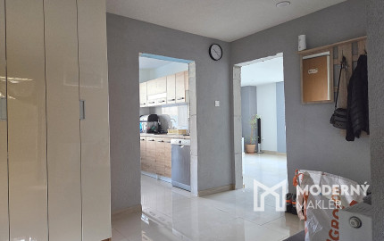 3 izb. byt. jednotka v RD, kompletná rekonštrukcia, 87 m², garáž, pivnica, skladové priestory s pozemkom 333 m2