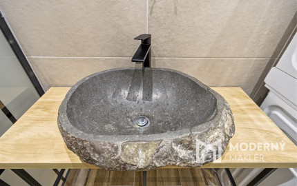 Na prenájom 3-izbový byt s 2 balkónmi a 2 parkingami, Ružinov