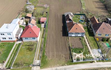 Na predaj pozemok v intraviláne obce Malé Zálužie