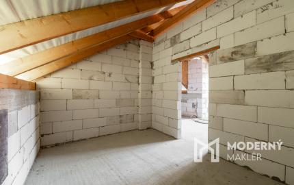 Rozostavaný dom na dokončenie podľa seba s veľkým pozemkom