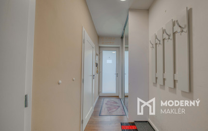 Na predaj moderný 4-izbový rodinný dom s terasami a záhradou v Ružindole