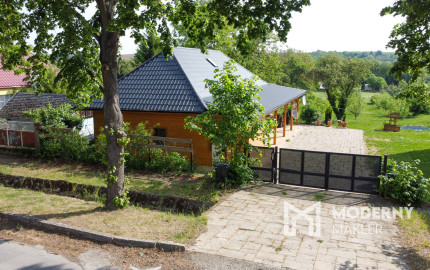 Na predaj útulný rodinný dom v štýle chaty neďaleko Podhájskej