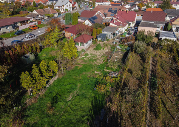 Na predaj pozemok s investičným potenciálom v Hrnčiarovciach nad Parnou