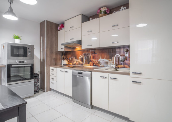 Na predaj priestranný 6-izbový rodinný dom v obci Hrnčiarovce nad Parnou