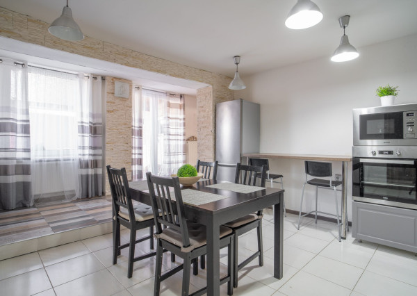 Na predaj priestranný 6-izbový rodinný dom v obci Hrnčiarovce nad Parnou