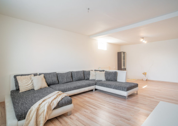 Na predaj priestranný 6-izbový rodinný dom v obci Hrnčiarovce nad Parnou