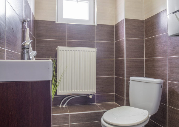 Na predaj priestranný 6-izbový rodinný dom v obci Hrnčiarovce nad Parnou