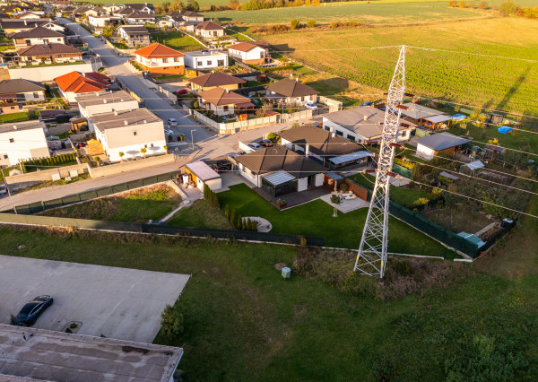 Na predaj novostavba 4-izbového luxusného rodinného domu v obci Dulova Ves – Vlčie doly