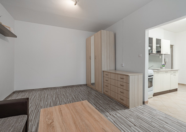 Na predaj kompletne zariadený 1 - izbový byt v Skalici