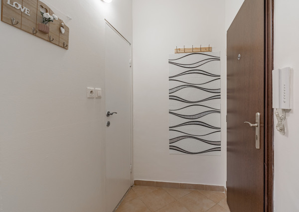 Na predaj kompletne zariadený 1 - izbový byt v Skalici