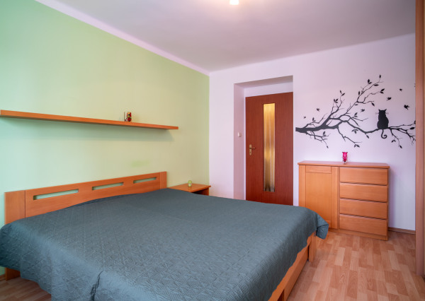 PRENAJATÉ: Na prenájom priestranný 2-izbový byt na Záhradnej ulici v Pezinku