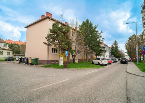 PRENAJATÉ: Na prenájom priestranný 2-izbový byt na Záhradnej ulici v Pezinku