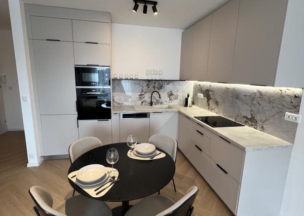 Na prenájom novostavba moderného, kompletne zariadeného 2izb bytu na Tramínovej ul. v Trenčíne.