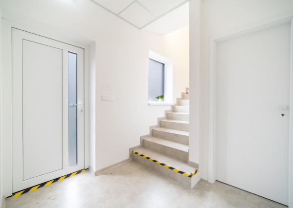 Na prenájom komerčné priestory v centre obce Veľké Leváre