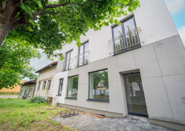 Na prenájom komerčné priestory v centre obce Veľké Leváre