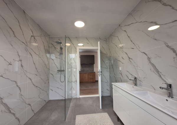 Na prenájom kompletne zrekonštruovaný 4-izbový byt v Tepličke nad Váhom