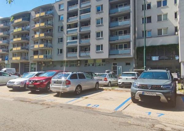 Na prenájom garážové parkovacie státie v Petržalke