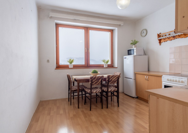 REZERVOVANÉ: Na predaj útulný 2-izbový byt v malebných Hybiach v pokojnej lokalite