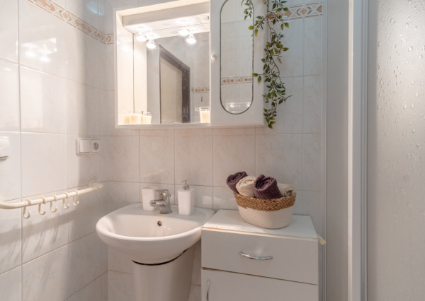 REZERVOVANÉ: Na predaj útulný 2-izbový byt v malebných Hybiach v pokojnej lokalite