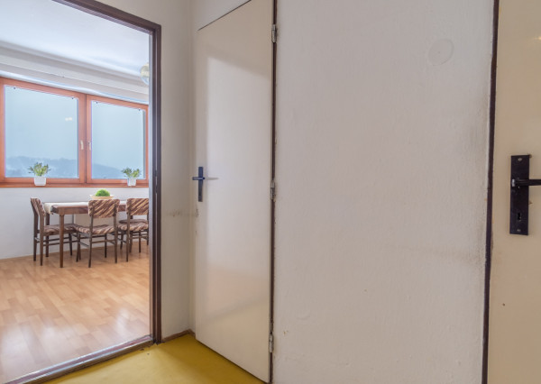 REZERVOVANÉ: Na predaj útulný 2-izbový byt v malebných Hybiach v pokojnej lokalite