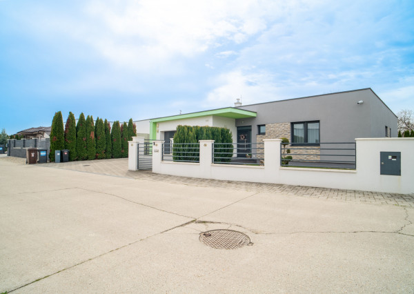 Na predaj priestranný 4-izbový rodinný dom s dvojgarážou v obci Báč