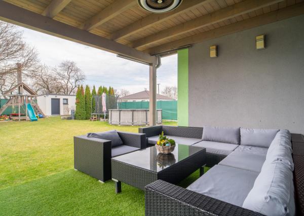 Na predaj priestranný 4-izbový rodinný dom s dvojgarážou v obci Báč