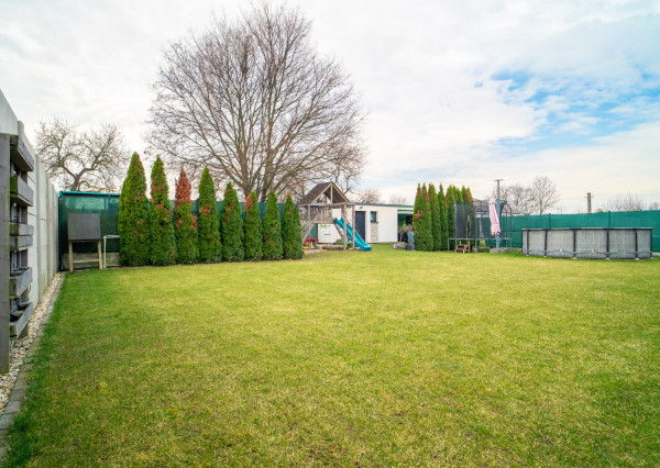 Na predaj priestranný 4-izbový rodinný dom s dvojgarážou v obci Báč