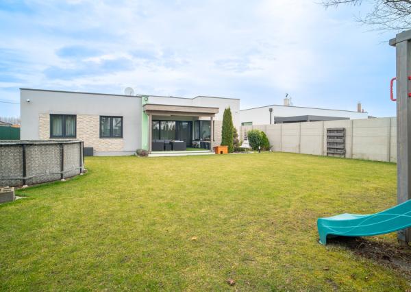 Na predaj priestranný 4-izbový rodinný dom s dvojgarážou v obci Báč