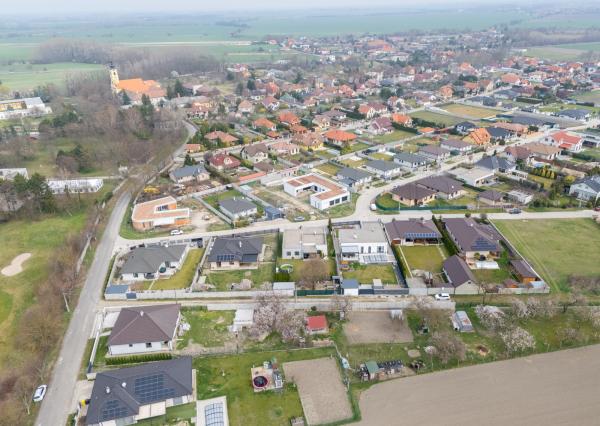 Na predaj priestranný 4-izbový rodinný dom s dvojgarážou v obci Báč