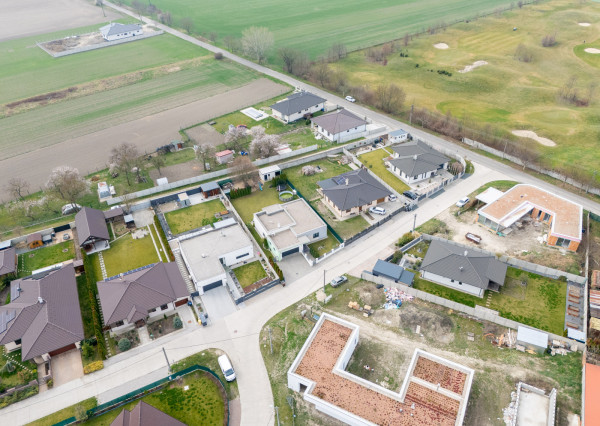 Na predaj priestranný 4-izbový rodinný dom s dvojgarážou v obci Báč