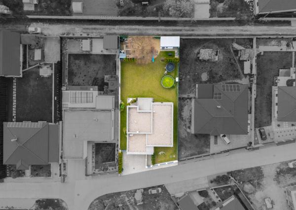 Na predaj priestranný 4-izbový rodinný dom s dvojgarážou v obci Báč