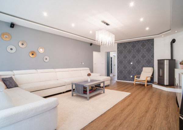 Na predaj priestranný 4-izbový rodinný dom s dvojgarážou v obci Báč