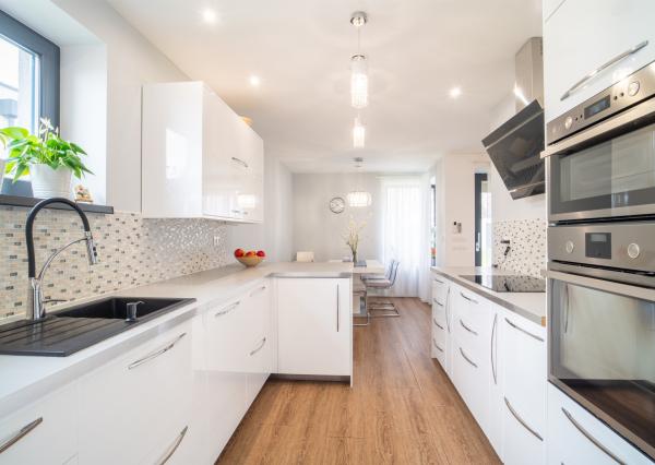 Na predaj priestranný 4-izbový rodinný dom s dvojgarážou v obci Báč