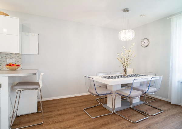 Na predaj priestranný 4-izbový rodinný dom s dvojgarážou v obci Báč