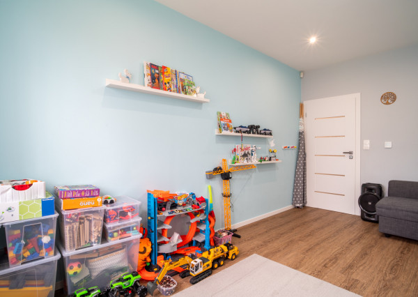 Na predaj priestranný 4-izbový rodinný dom s dvojgarážou v obci Báč