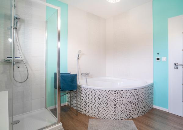 Na predaj priestranný 4-izbový rodinný dom s dvojgarážou v obci Báč