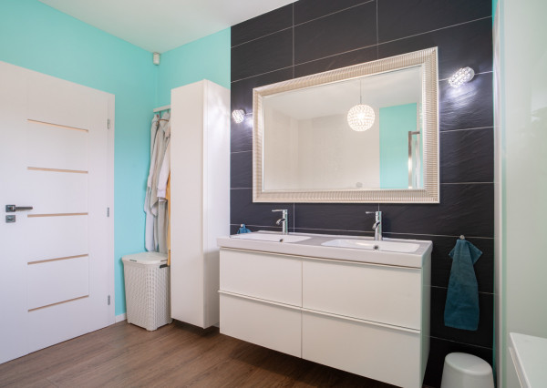 Na predaj priestranný 4-izbový rodinný dom s dvojgarážou v obci Báč