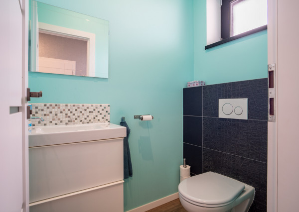 Na predaj priestranný 4-izbový rodinný dom s dvojgarážou v obci Báč