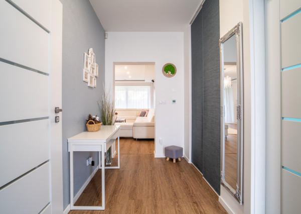 Na predaj priestranný 4-izbový rodinný dom s dvojgarážou v obci Báč