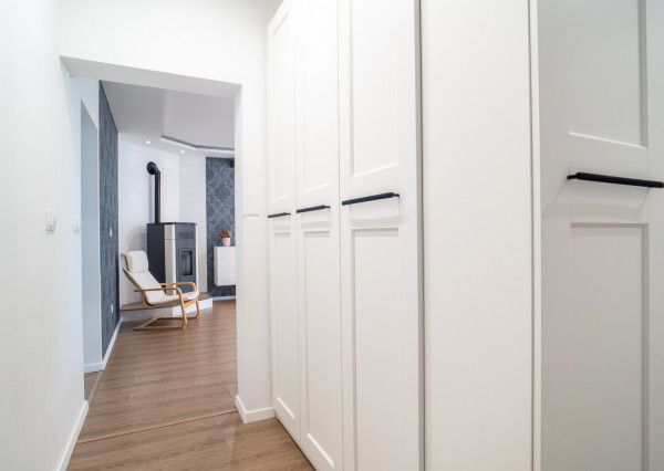 Na predaj priestranný 4-izbový rodinný dom s dvojgarážou v obci Báč