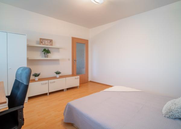 Na prenájom 3-izbový byt v Petržalke na Holičskej ulici