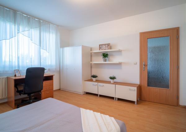 Na prenájom 3-izbový byt v Petržalke na Holičskej ulici